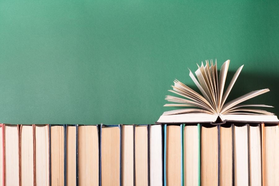 how-to-write-a-book-title-featured